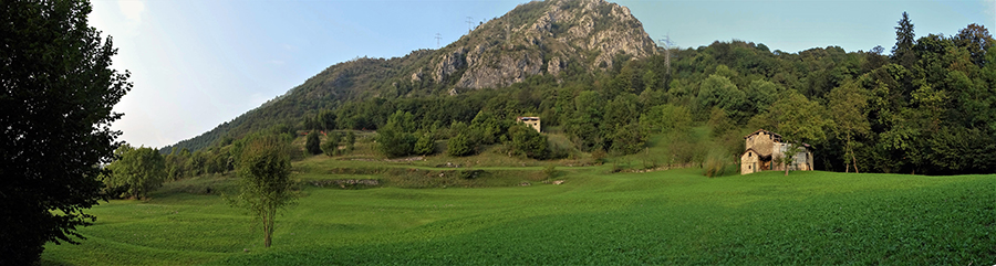 Il Pizzo di Spino (958 m)-versante sud-ovest visto dal sentiero 594A (Spino al Brembo di Zogno - Pregaroldi di Bracca)